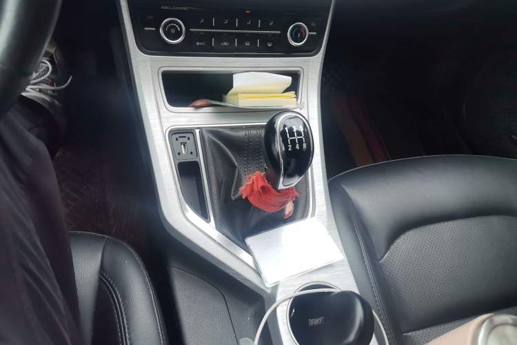 Used Geely Auto Vision 2019 Upgraded Model 1.5L Manual Luxury Version China V Standard Gear Lever