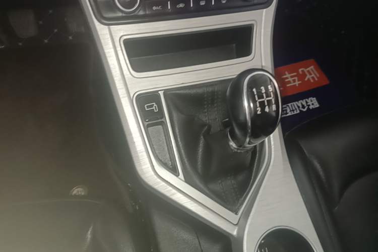 Used Geely Auto Vision 2019 Upgraded Model 1.5L Manual Luxury Version China VI Standard Gear Lever