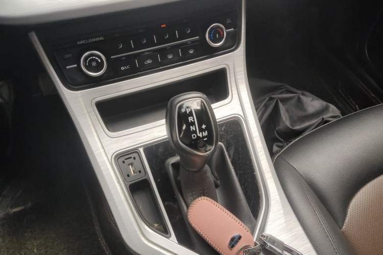 Used Geely Auto Vision 2019 Upgraded Model 1.5L CVT Luxury Version China VI Standard Gear Lever
