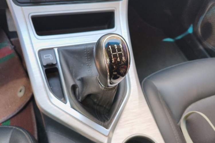Used Geely Auto Vision 2019 Upgraded Model 1.5L Manual Luxury Version China V Standard Gear Lever
