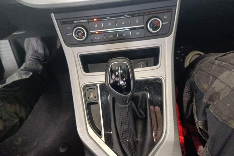 Used Geely Auto Vision 2019 Upgraded Model 1.5L CVT Luxury Version China VI Standard Gear Lever