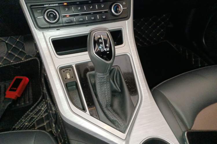 Used Geely Auto Vision 2019 Upgraded Model 1.5L CVT Luxury Version China VI Standard Gear Lever