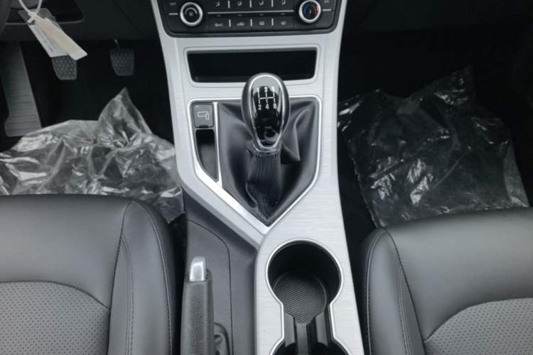 Used Geely Auto Vision 2019 Upgraded Model 1.5L Manual Luxury Version China VI Standard Gear Lever