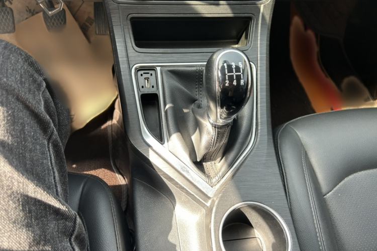 Used Geely Auto Vision 2019 Upgraded Model 1.5L Manual Luxury Version China VI Standard Interior 3