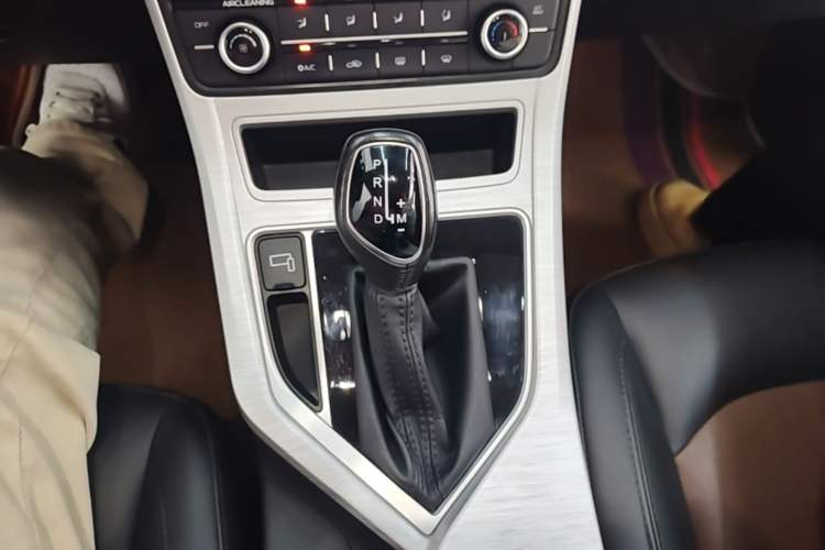 Used Geely Auto Vision 2019 Upgraded Model 1.5L CVT Luxury Version China VI Standard Gear Lever