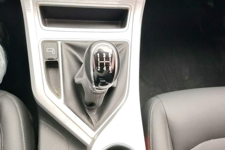 Used Geely Auto Vision 2019 Upgraded Model 1.5L Manual Luxury Version China V Standard Gear Lever