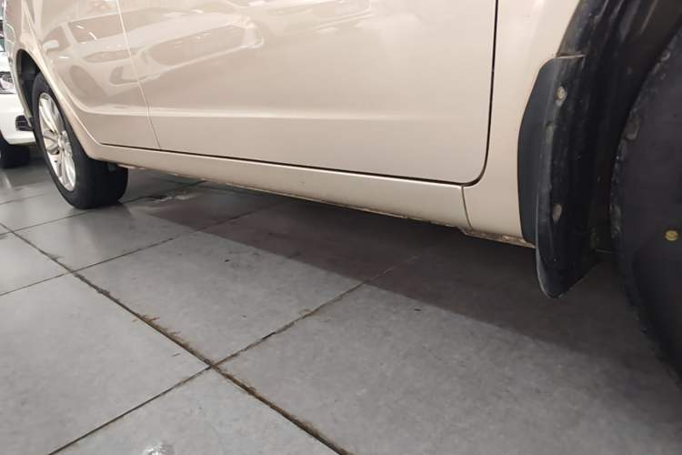 Used Geely Auto Vision 2019 Upgraded Model 1.5L CVT Luxury Version China VI Standard Right Side Sill