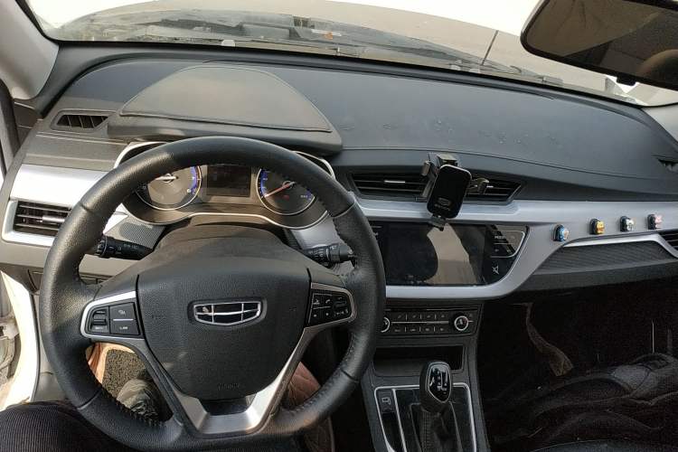 Used Geely Auto Vision 2020 Revised Version 1.5L CVT Asian Games Edition Center Console