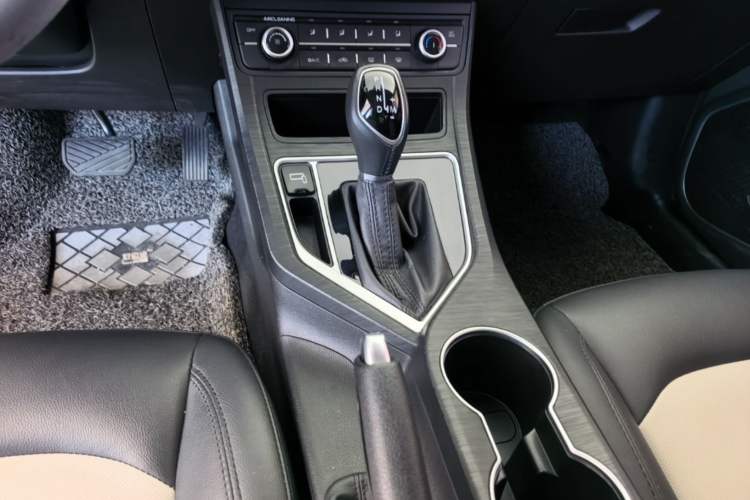 Used Geely Auto Vision 2020 Revised Version 1.5L CVT Asian Games Edition Gear Lever