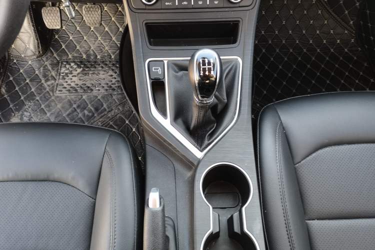 Used Geely Auto Vision 2020 1.5L Manual Value Edition Gear Lever