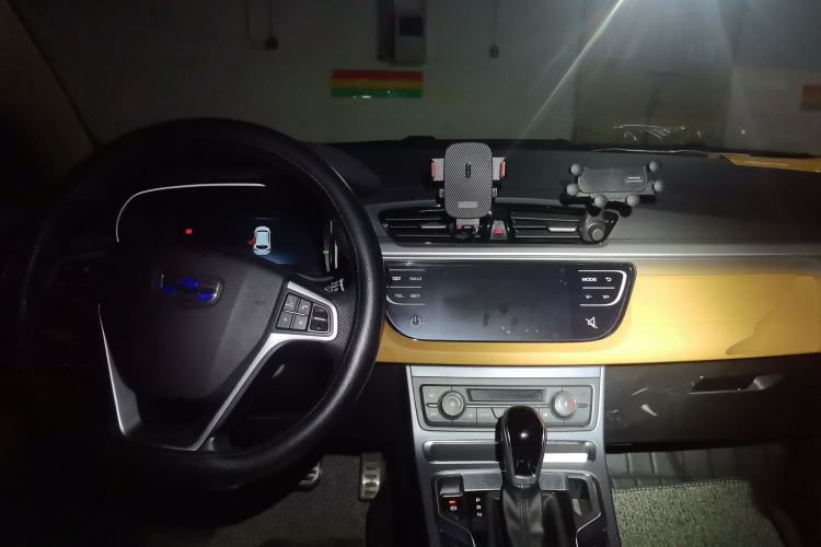 Used Geely Auto Vision S1 2018 1.4T CVT FENGXING Model Center Console