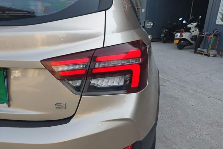 Used Geely Auto Vision S1 2018 1.4T CVT FENGXING Model Right Rear Taillight