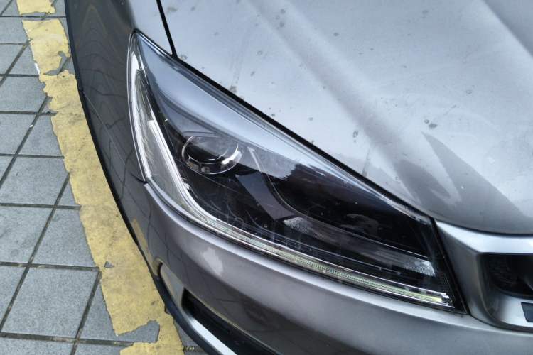 Used Geely Auto Vision S1 2018 1.4T CVT FENGXING Model Right Front Headlight