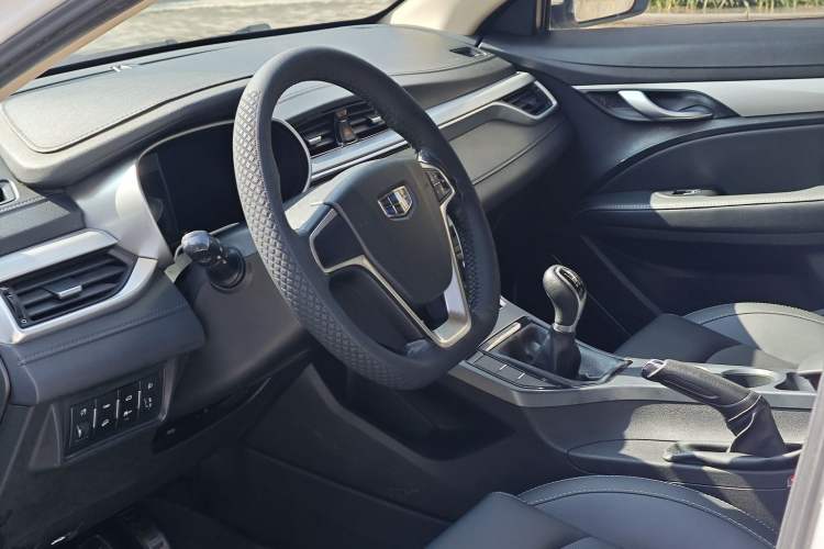 Used Geely Auto Vision S1 2018 1.5L Manual FENGXING Model Interior 2