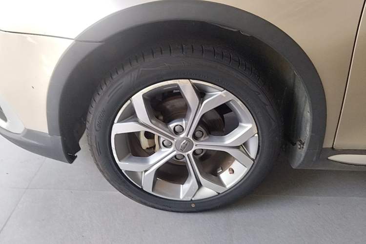 Used Geely Auto Vision S1 2018 1.4T CVT FENGXING Model Left Front Wheel Hub