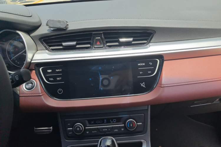 Used Geely Auto Vision S1 2019 Upgraded Model 1.5L CVT Luxury Version Audio And AC Panel