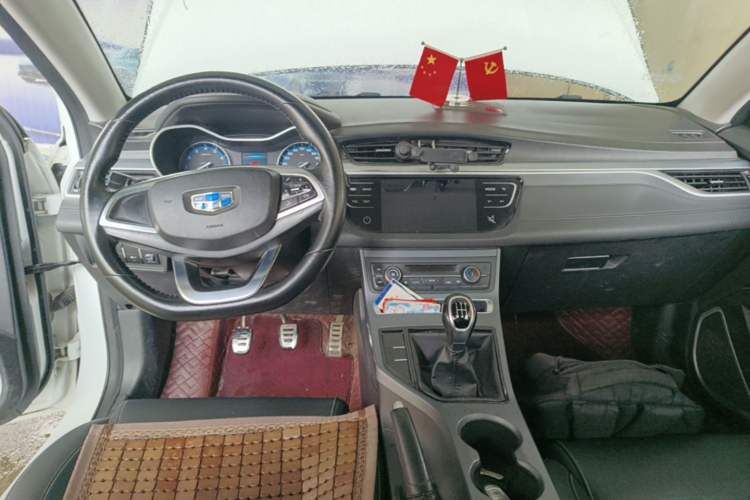 Used Geely Auto Vision S1 2019 Upgraded Model 1.5L Manual Elite Version Center Console
