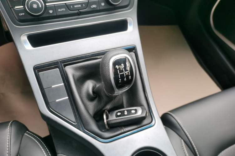 Used Geely Auto Vision S1 2019 Upgraded Model 1.5L Manual Elite Version Gear Lever