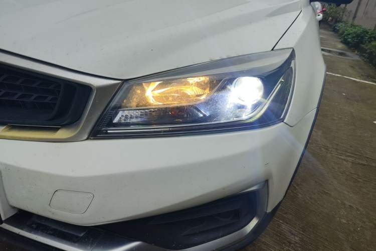 Used Geely Auto Vision S1 2019 Upgraded Model 1.5L CVT Luxury Version Left Front Headlight