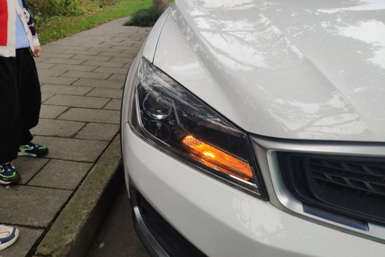 Used Geely Auto Vision S1 2019 Upgraded Model 1.5L CVT Luxury Version Right Front Headlight