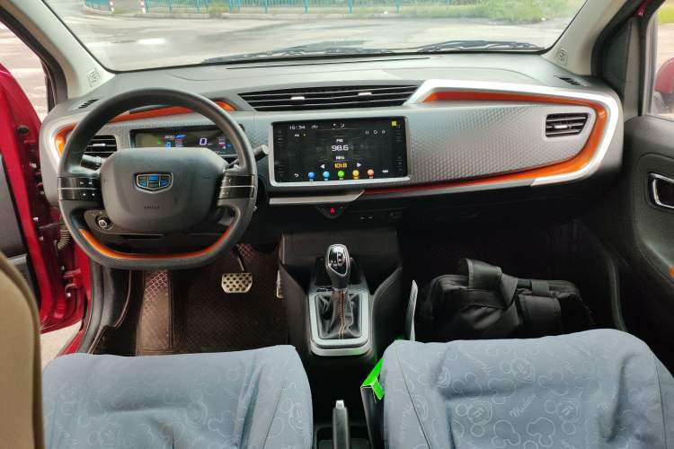 Used Geely Auto Vision X1 2017 1.3L Automatic Fun Edition Center Console