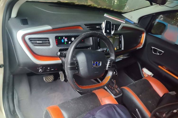 Used Geely Auto Vision X1 2017 1.3L Automatic Fun Edition Center Console