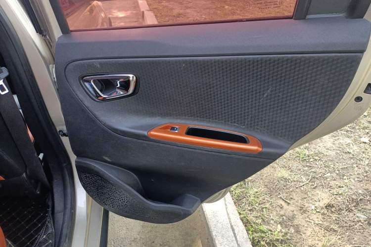 Used Geely Auto Vision X1 2017 1.3L Automatic Player Edition Interior 6