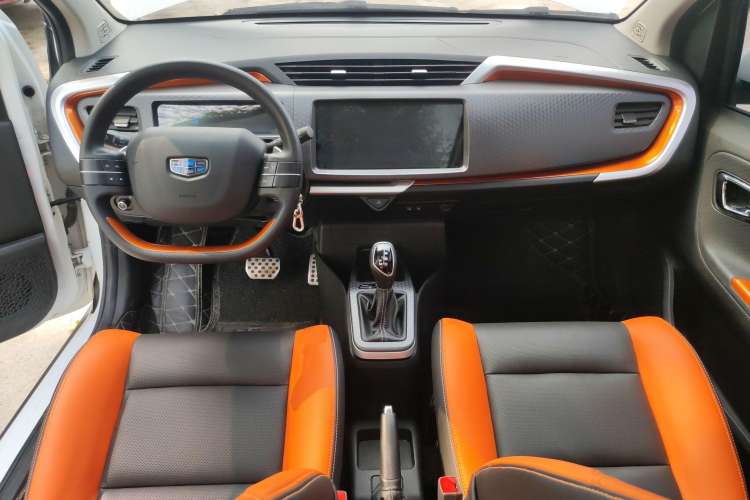 Used Geely Auto Vision X1 2017 1.3L Automatic Player Edition Center Console