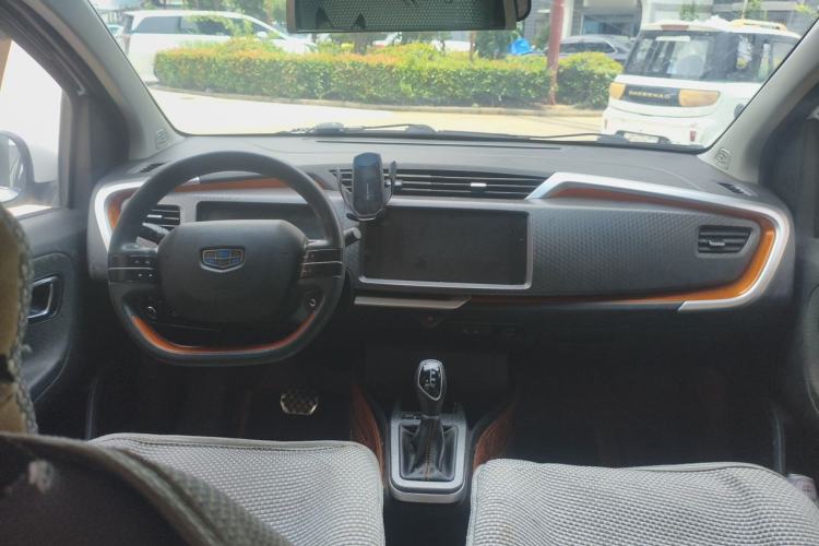 Used Geely Auto Vision X1 2017 1.3L Automatic Fun Edition Center Console