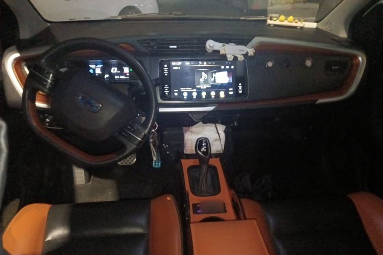 Used Geely Auto Vision X1 2017 1.3L Automatic Player Edition Center Console