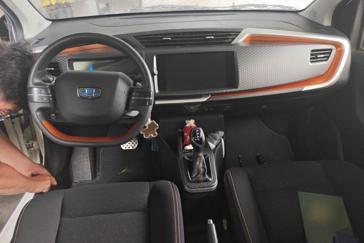 Used Geely Auto Vision X1 2017 1.3L Automatic Fun Edition Center Console