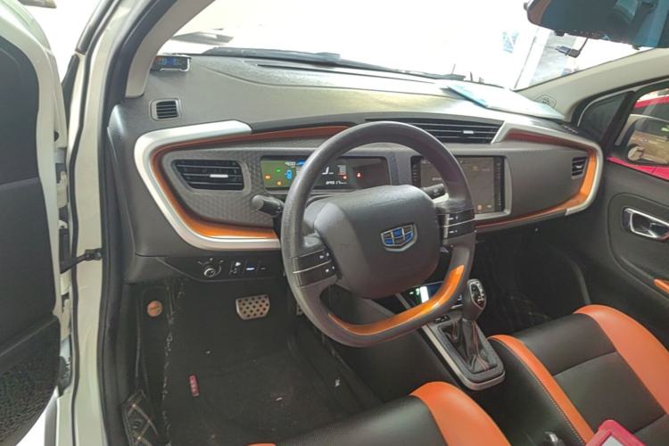 Used Geely Auto Vision X1 2017 1.3L Automatic Player Edition Center Console