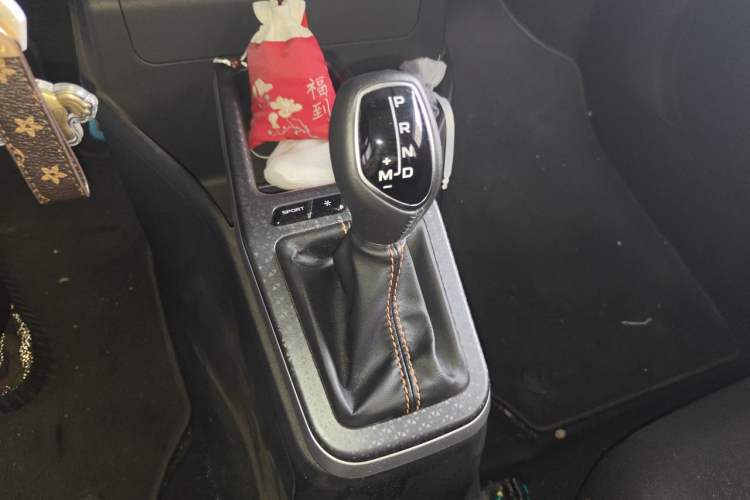 Used Geely Auto Vision X1 2017 1.3L Automatic Fun Edition Gear Lever