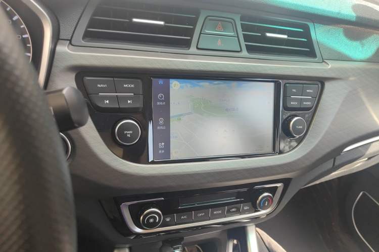 Used Geely Auto Vision X3 2017 1.5L Automatic Luxury Model Audio And AC Panel
