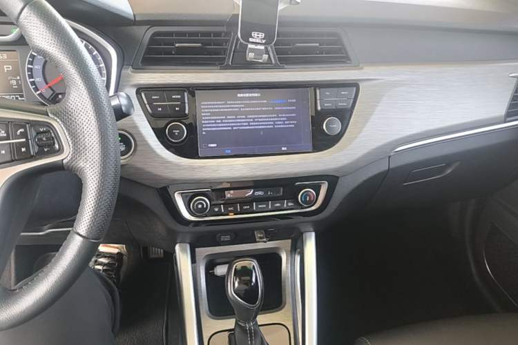 Used Geely Auto Vision X3 2017 1.5L Automatic Luxury Model Audio And AC Panel