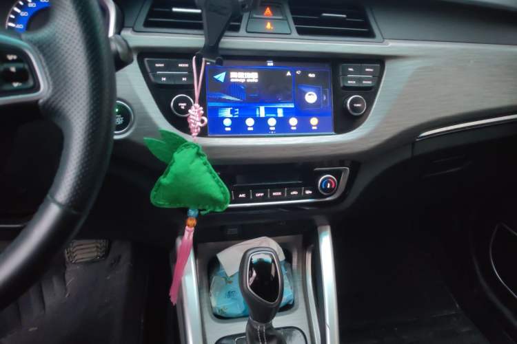 Used Geely Auto Vision X3 2017 1.5L Automatic Luxury Model Audio And AC Panel