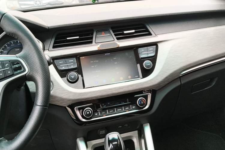 Used Geely Auto Vision X3 2017 1.5L Automatic Luxury Model Audio And AC Panel
