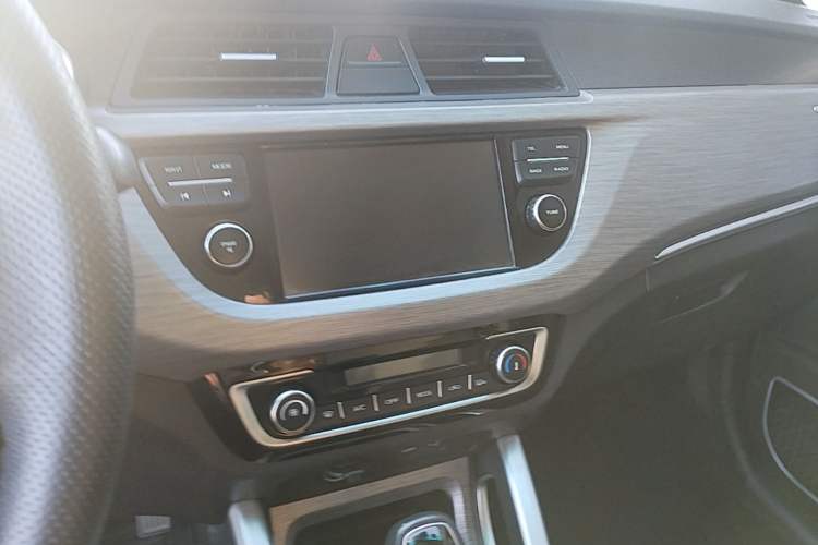 Used Geely Auto Vision X3 2017 1.5L Automatic Elite Model Audio And AC Panel
