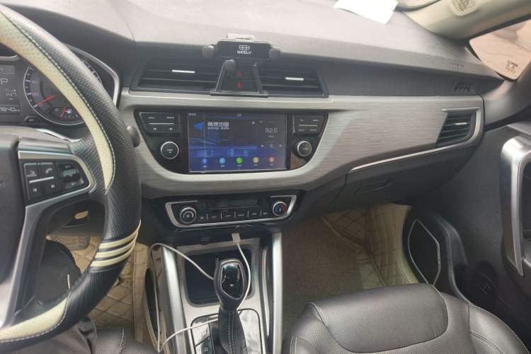 Used Geely Auto Vision X3 2017 1.5L Automatic Luxury Model Audio And AC Panel