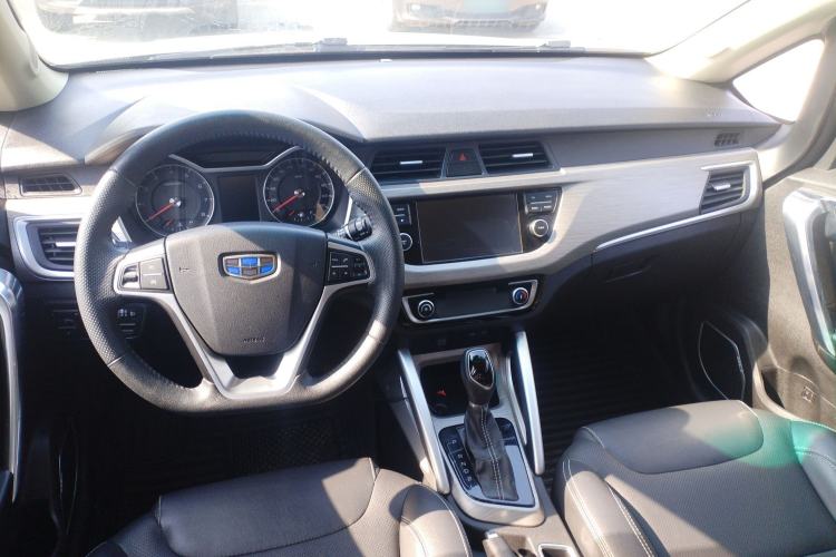 Used Geely Auto Vision X3 2017 1.5L Automatic Elite Model Center Console