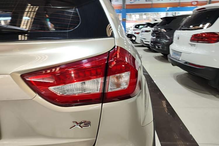 Used Geely Auto Vision X3 2017 1.5L Automatic Elite Model Exterior 3