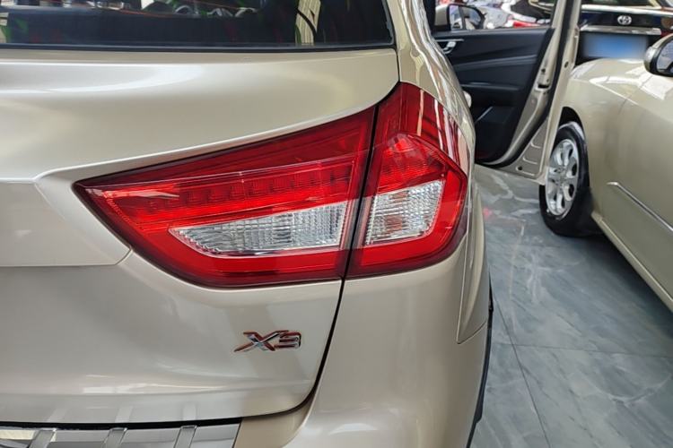 Used Geely Auto Vision X3 2017 1.5L Manual Luxury Model Exterior 3