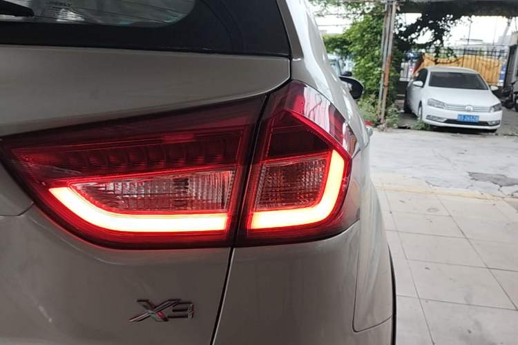 Used Geely Auto Vision X3 2017 1.5L Automatic Elite Model Right Rear Taillight