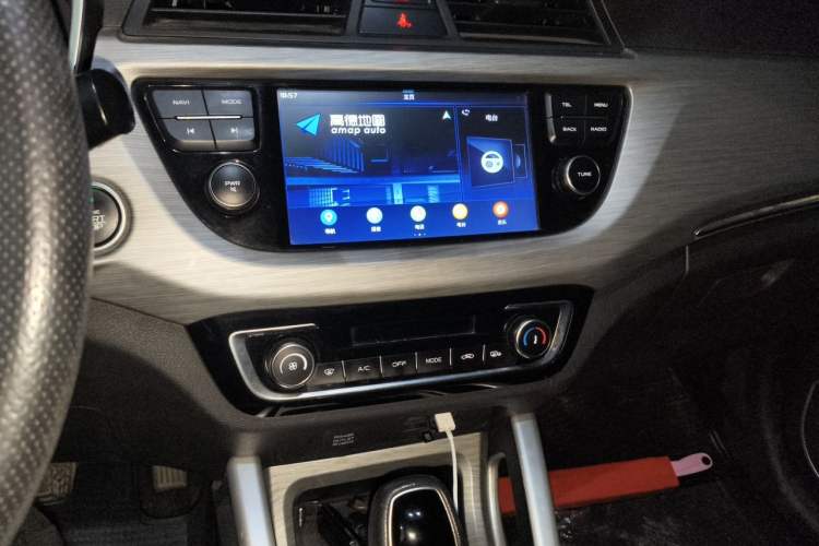 Used Geely Auto Vision X3 2017 1.5L Automatic Luxury Model Audio And AC Panel