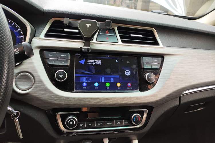 Used Geely Auto Vision X3 2017 1.5L Manual Luxury Model Audio And AC Panel