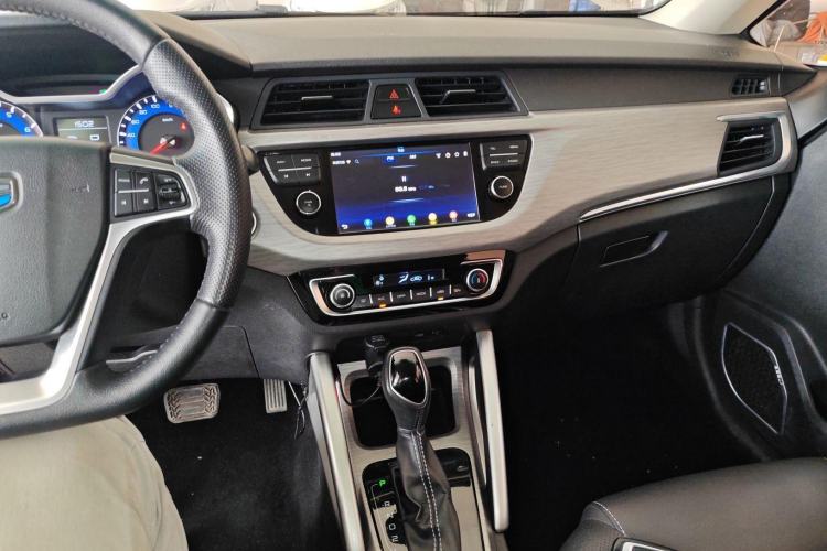 Used Geely Auto Vision X3 2017 1.5L Automatic Elite Model Center Console
