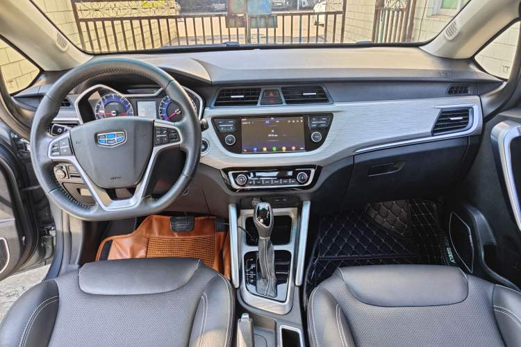 Used Geely Auto Vision X3 2017 1.5L Automatic Elite Model Center Console