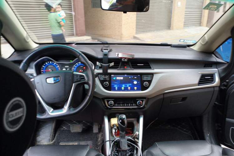 Used Geely Auto Vision X3 2017 1.5L Automatic Elite Model Center Console