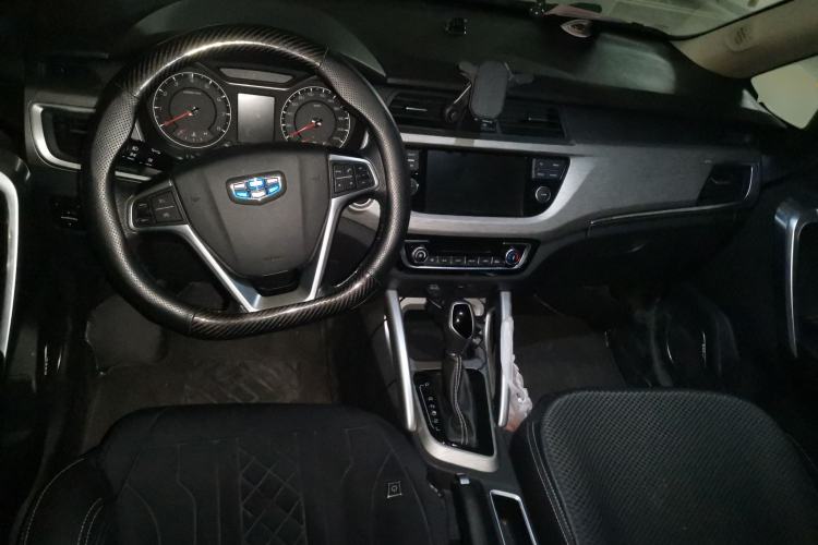 Used Geely Auto Vision X3 2017 1.5L Automatic Elite Model Center Console