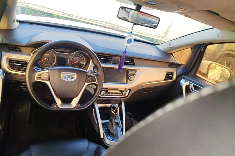 Used Geely Auto Vision X3 2017 1.5L Automatic Elite Model Center Console